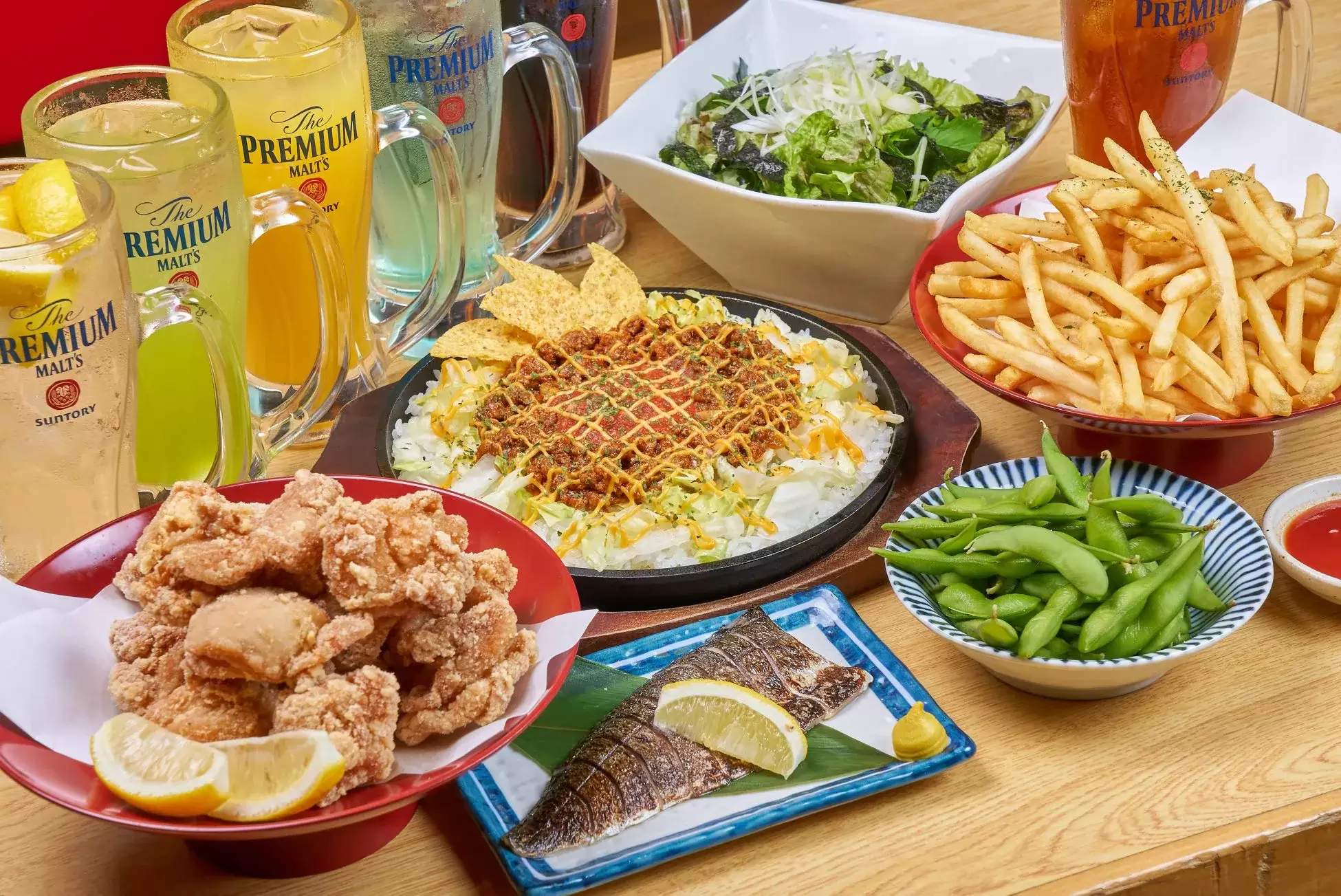 テーブルの上に、様々な料理と飲み物が並んだ写真