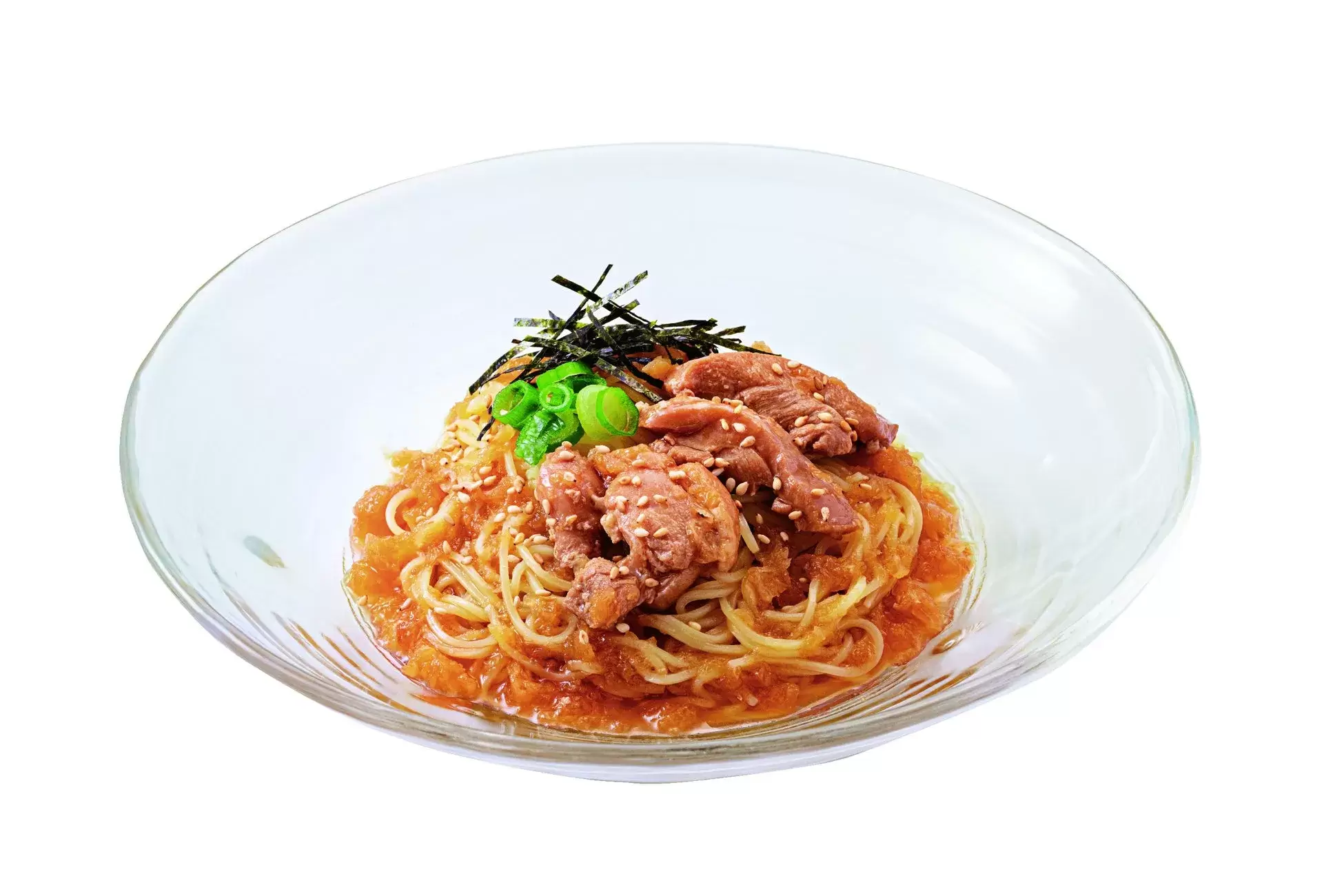 透明なガラスの器に入った、麺料理の写真です。麺の上には、鶏肉、ネギ、海苔がトッピングされています。全体的にオレンジ色のソースで覆われています。