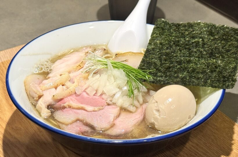 本郷｜旨味たっぷりの豚骨＆煮干しのWスープに感動！スープをすするレンゲが止まらなくなる極濃煮干しラーメン