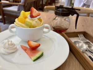 伏見｜ふわもちパンケーキにフレッシュフルーツを添えて♪見た目も味わいも甘くときめく、パンケーキモーニング