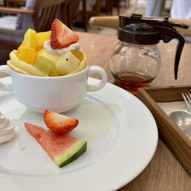 伏見｜ふわもちパンケーキにフレッシュフルーツを添えて♪見た目も味わいも甘くときめく、パンケーキモーニング