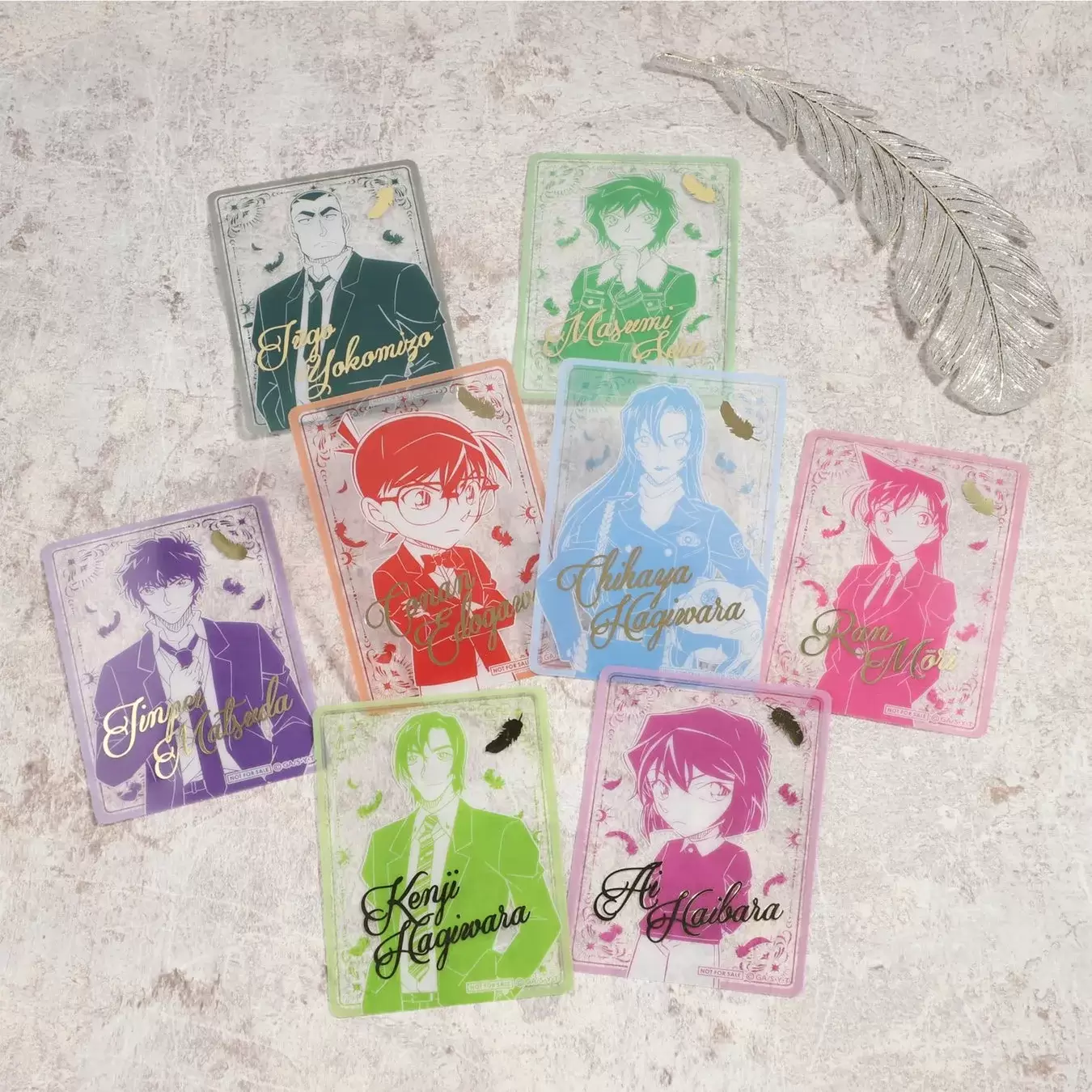 名探偵コナンのキャラクターが描かれた透明なカードの集合写真。