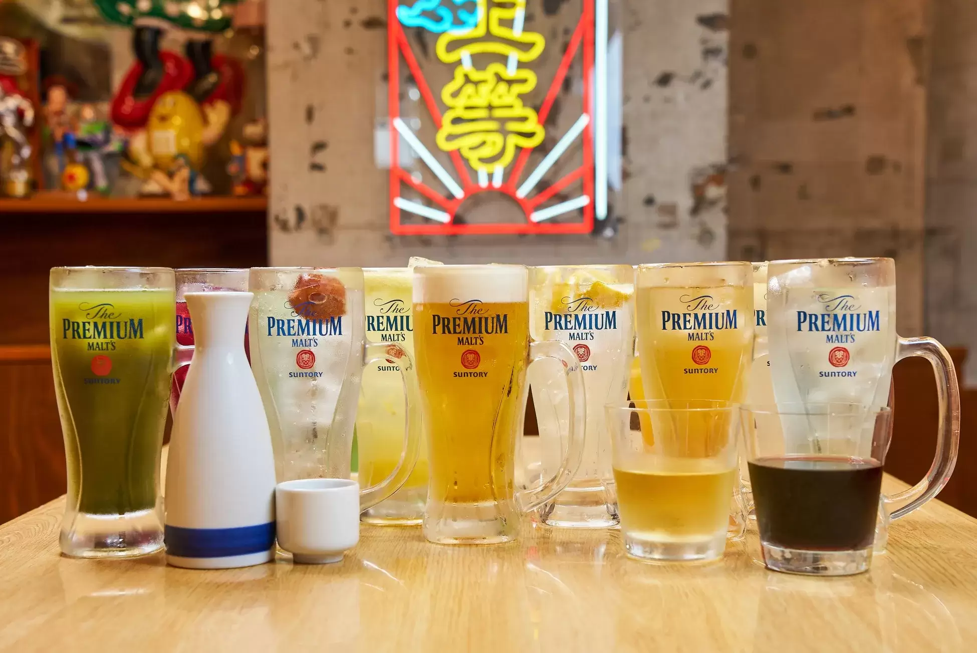 様々な種類の飲み物が並んだ写真。グラスには「The PREMIUM MALT'S」のロゴが見える。