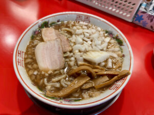 伏見｜濃厚な背脂と濃いスープ、プリップリの甘い麺、シャキシャキ玉ねぎがたまらない新潟名物ラーメン専門店