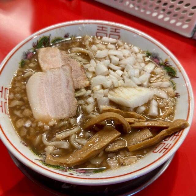 伏見｜濃厚な背脂と濃いスープ、プリップリの甘い麺、シャキシャキ玉ねぎがたまらない新潟名物ラーメン専門店