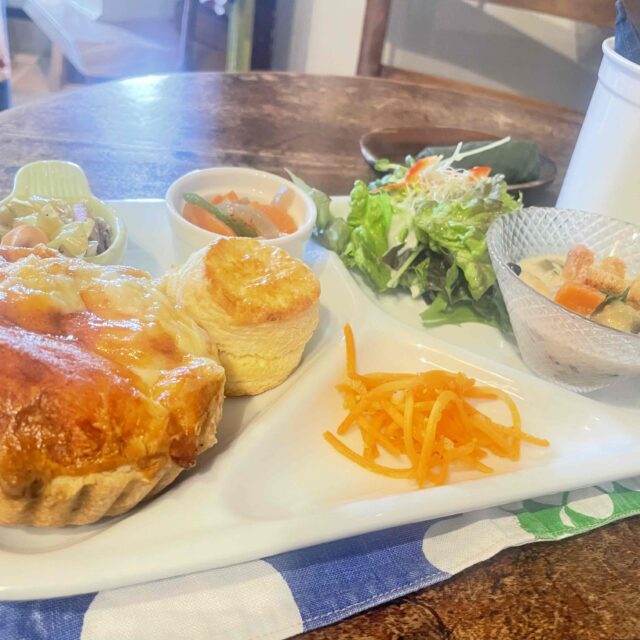 守山区｜まるで絵本の世界♪隠れ家的一軒家のカフェでいただくキッシュとケーキ