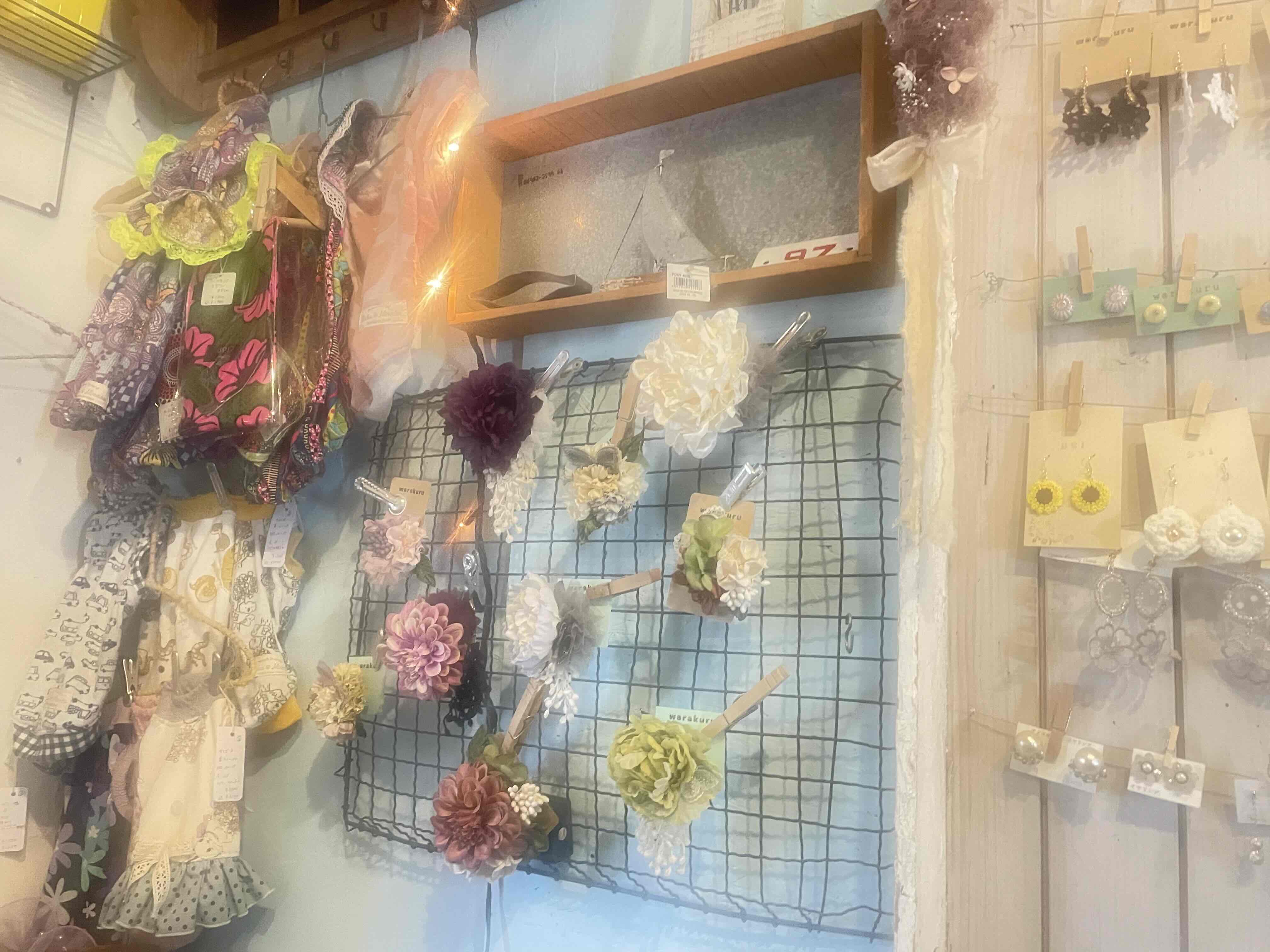 壁に並ぶハンドメイド雑貨