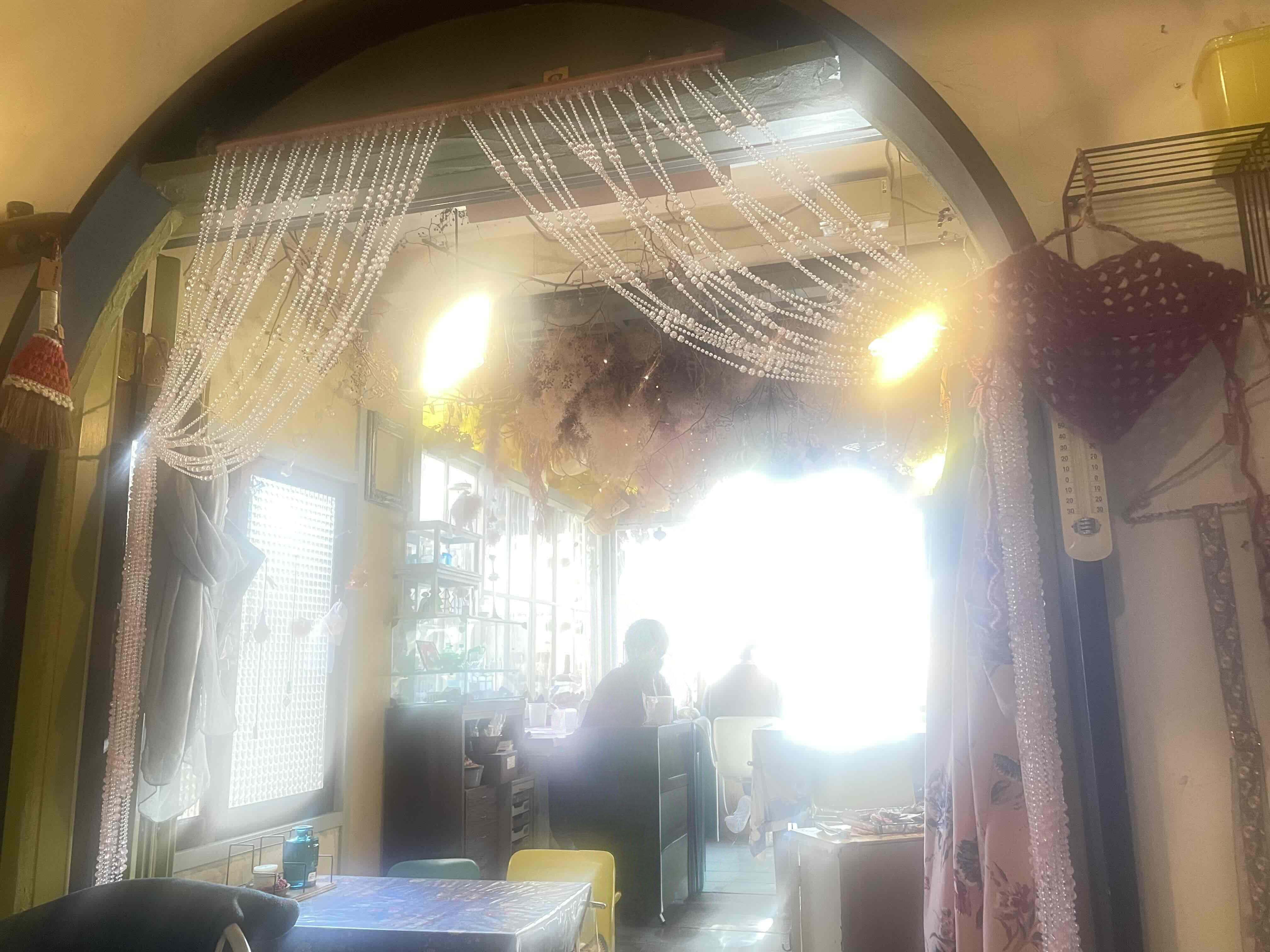 光差し込む店内