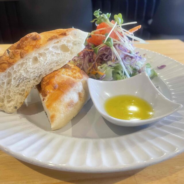 浄心｜自家製チャバタのパンセットとスイーツ。青い外壁が目印の”ラクダのカフェ”