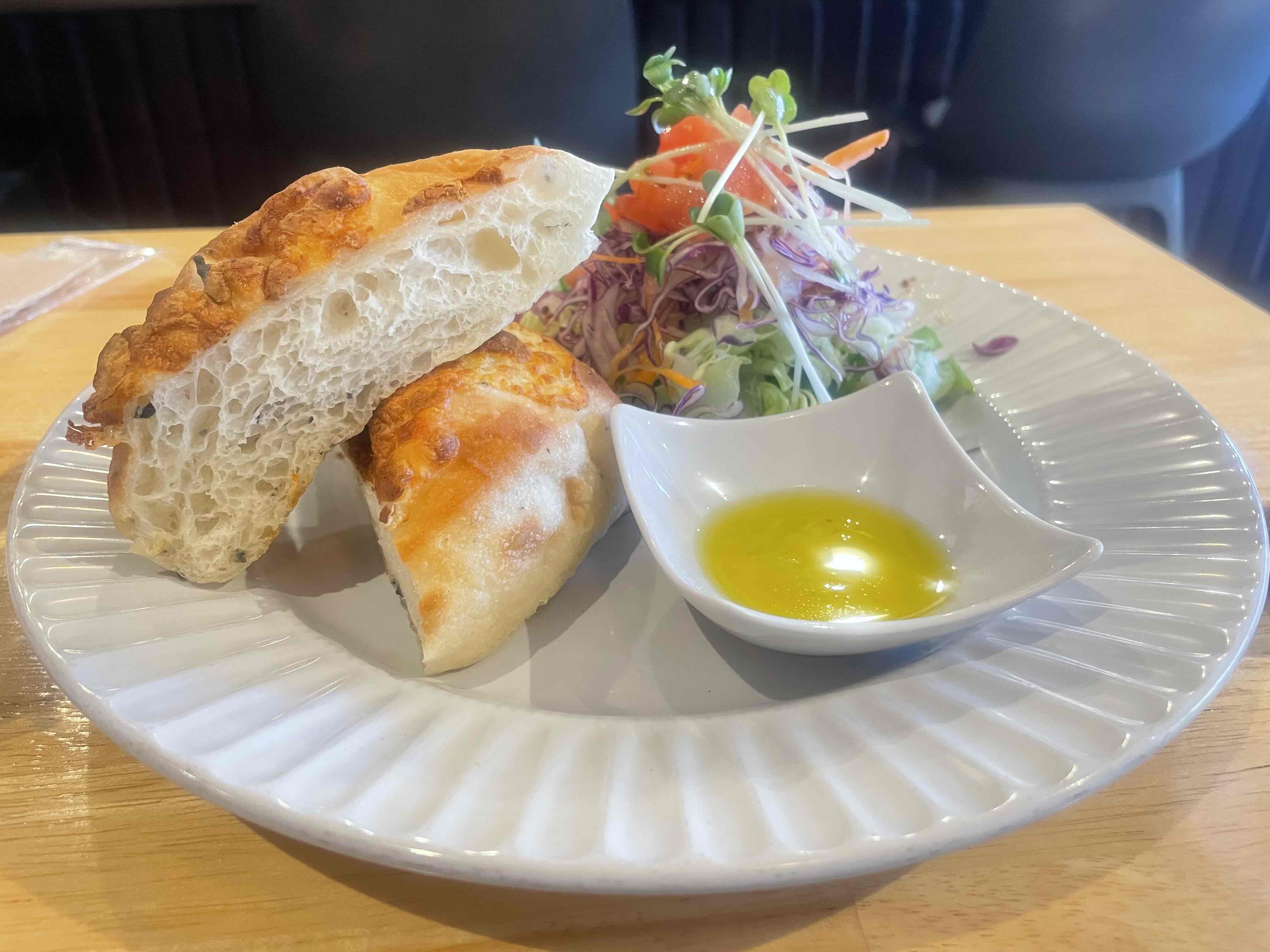 浄心｜自家製チャバタのパンセットとスイーツ。青い外壁が目印の”ラクダのカフェ”