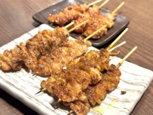 栄｜鶏皮串は1本40円から！バラエティに富んだ串焼き＆一品料理を楽しめるコスパ抜群な焼き鳥店