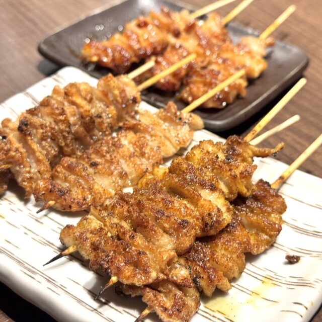 栄｜鶏皮串は1本40円から！バラエティに富んだ串焼き＆一品料理を楽しめるコスパ抜群な焼き鳥店