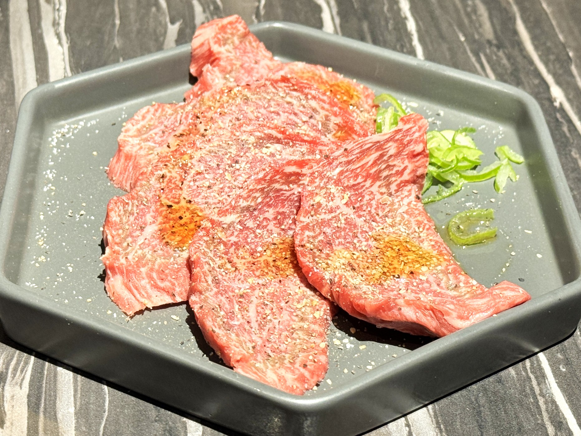 栄｜サシ入りの上質なお肉と土鍋炊きコシヒカリの銀シャリのコラボ！特別な日に使いたい個室完備の焼肉専門店