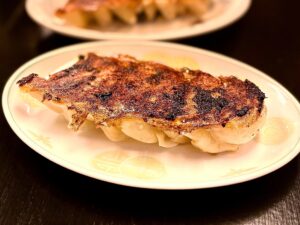 藤が丘｜席料・お通し代なし！肉汁溢れる「ホルモン焼餃子」に胃袋を掴まれる大衆居酒屋