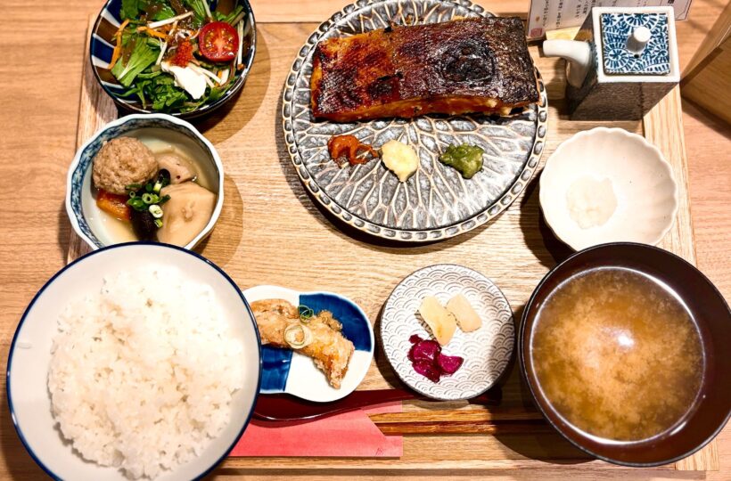 名駅｜駅直結！心とお腹が満たされる「第二の食卓」。常に行列ができる話題の定食屋