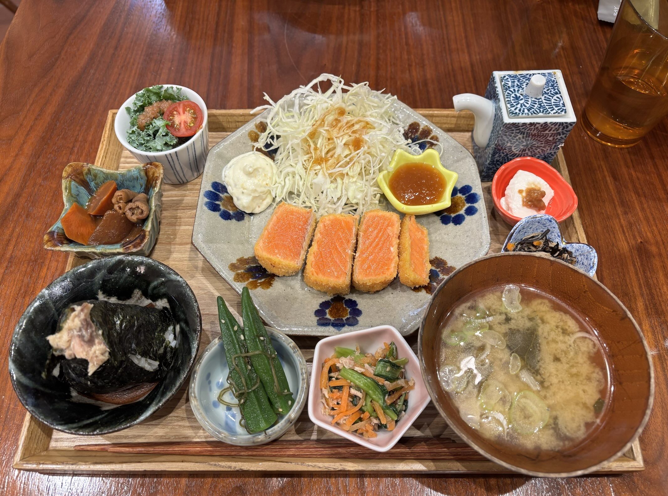 伏見｜行列が絶えない！サーモンレアカツがおいしいカフェ
