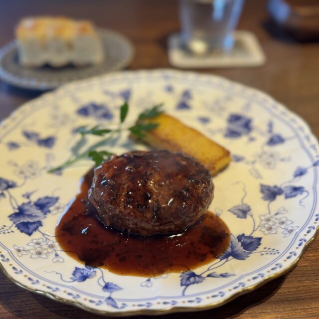 桜山｜通り沿いに現れる、心ほどける時間と本格洋食に出会えるお店
