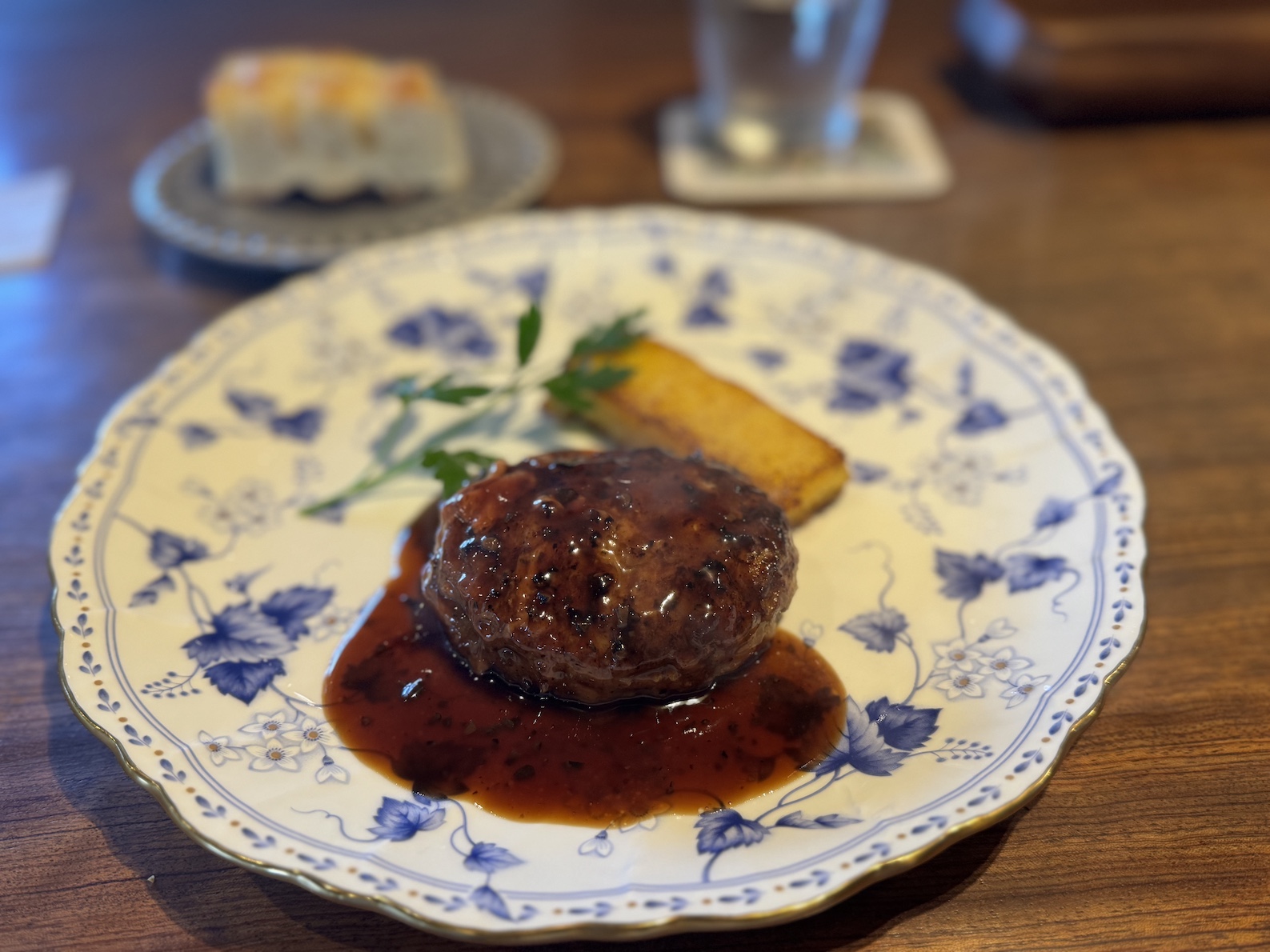 桜山｜通り沿いに現れる、心ほどける時間と本格洋食に出会えるお店