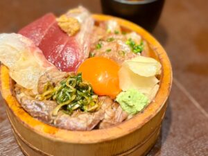名駅｜炙りで引き立つ。旨みと香ばしさあふれる“焼うお”専門店の海鮮丼