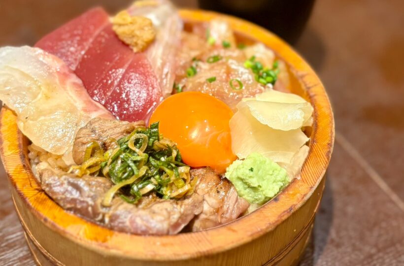 名駅｜炙りで引き立つ。旨みと香ばしさあふれる“焼うお”専門店の海鮮丼