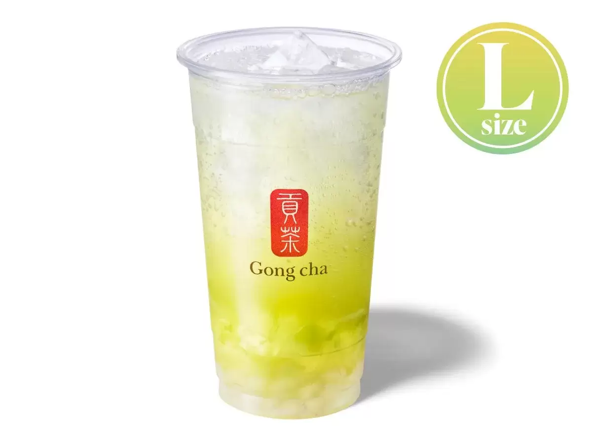 貢茶のLサイズのドリンクの画像です。透明なカップに黄緑色の液体が入っており、氷と具材が確認できます。右側には「L size」と書かれた丸いロゴがあります。