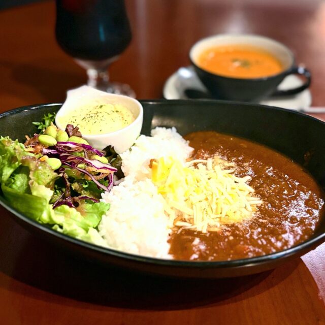 覚王山｜まるでアート空間！広々おしゃれな店内で楽しむ、贅沢なカレーのランチと大人のカフェタイム