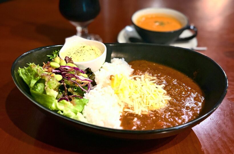覚王山｜まるでアート空間！広々おしゃれな店内で楽しむ、贅沢なカレーのランチと大人のカフェタイム