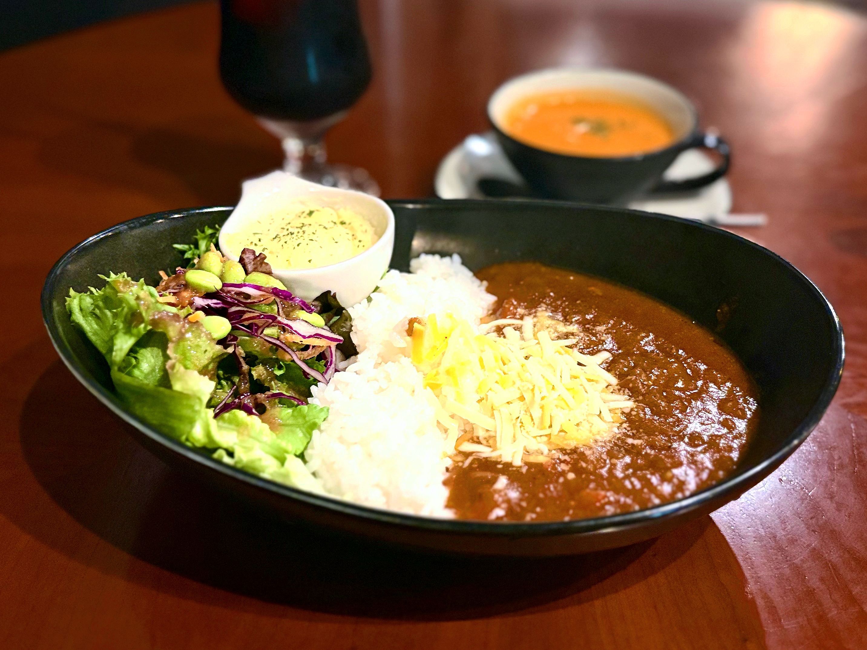 覚王山｜まるでアート空間！広々おしゃれな店内で楽しむ、贅沢なカレーのランチと大人のカフェタイム