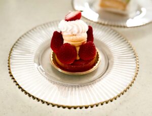 上社｜駅近なのに隠れ家感たっぷり！真っ白なパティスリーで出会う、心ときめくケーキ