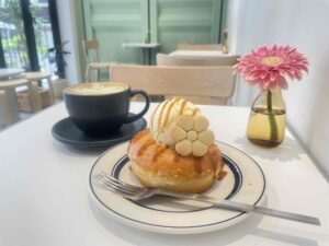 矢場町｜花屋併設カフェでコーヒーブレイク。ビルの谷間を色鮮やかな花が彩る隠れ家的空間
