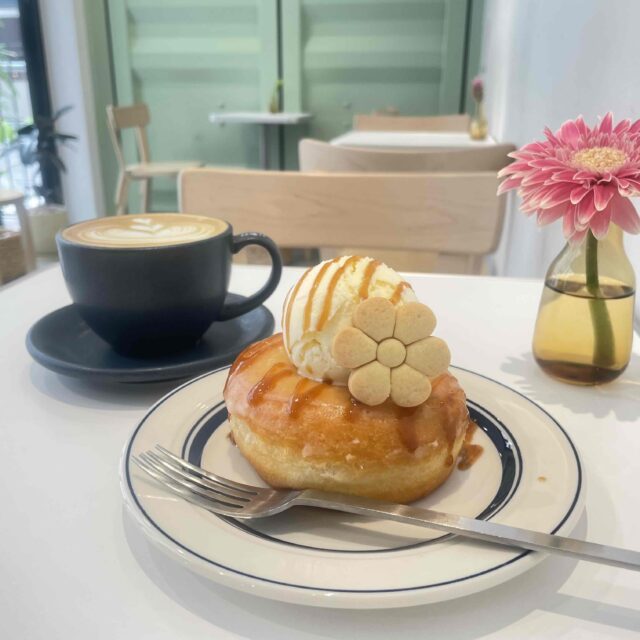 矢場町｜花屋併設カフェでコーヒーブレイク。ビルの谷間を色鮮やかな花が彩る隠れ家的空間