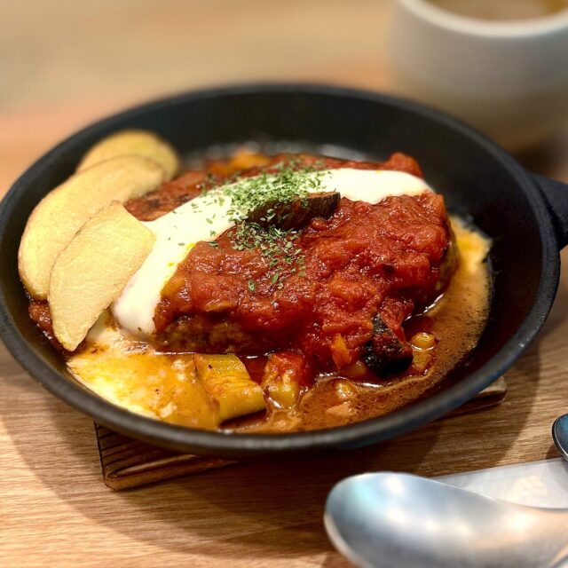 久屋大通｜ぐつぐつ煮込みハンバーグに胃袋を掴まれる。美濃焼の器が彩る、おしゃれなカフェ