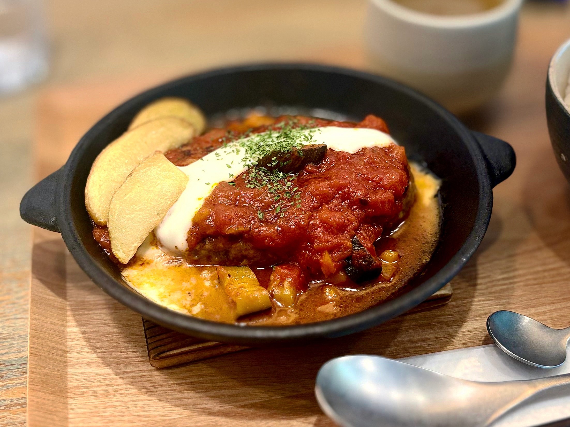 久屋大通｜ぐつぐつ煮込みハンバーグに胃袋を掴まれる。美濃焼の器が彩る、おしゃれなカフェ