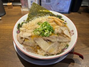 金山｜ニンニクのパンチが効いた背脂たっぷり醤油ラーメンと、香ばしいパラパラチャーハン