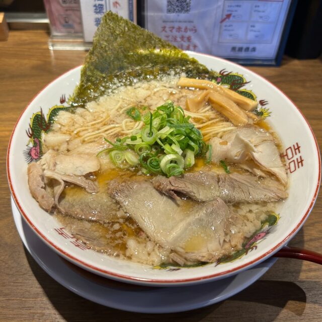 金山｜ニンニクのパンチが効いた背脂たっぷり醤油ラーメンと、香ばしいパラパラチャーハン