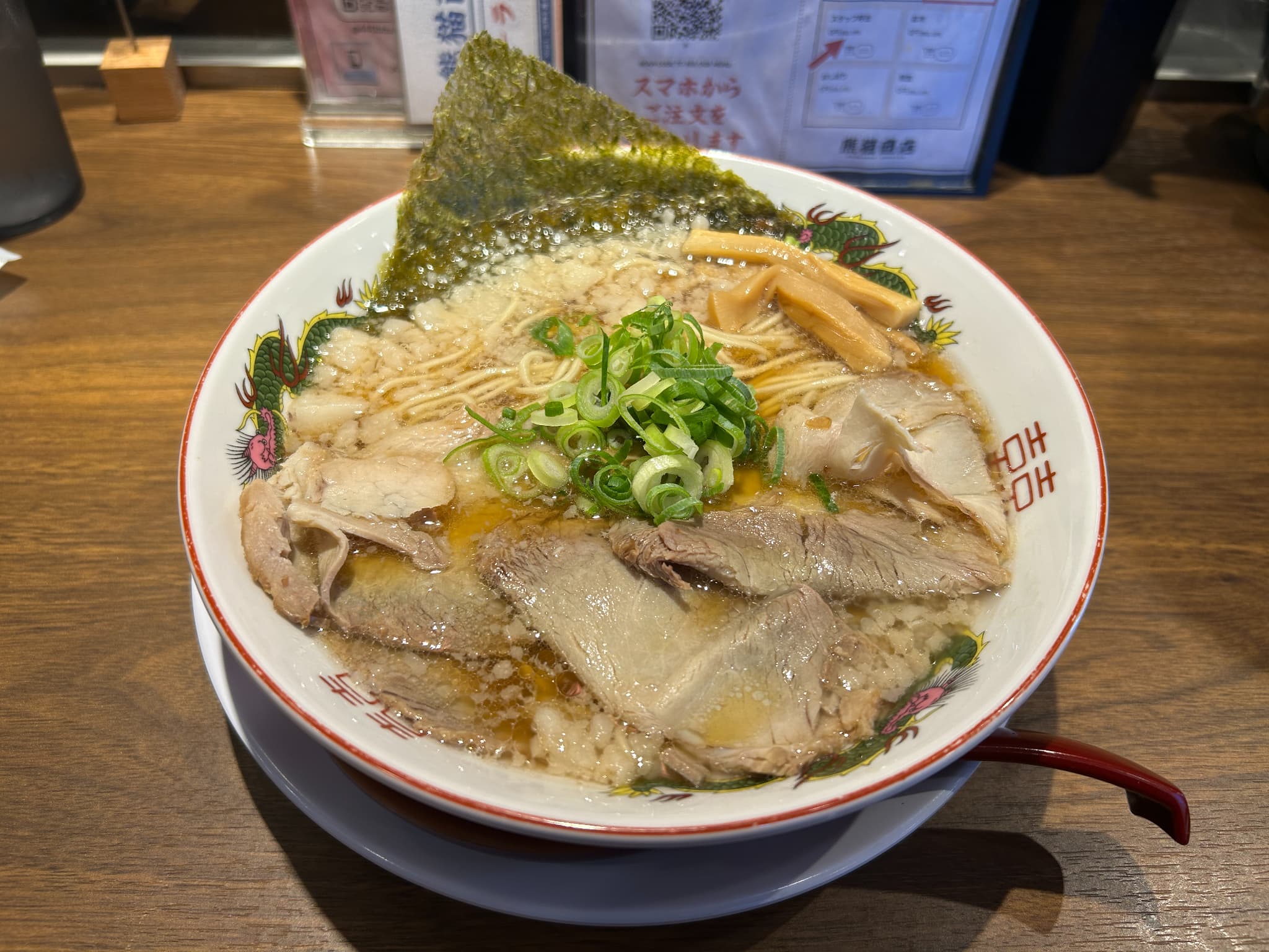 金山｜ニンニクのパンチが効いた背脂たっぷり醤油ラーメンと、香ばしいパラパラチャーハン