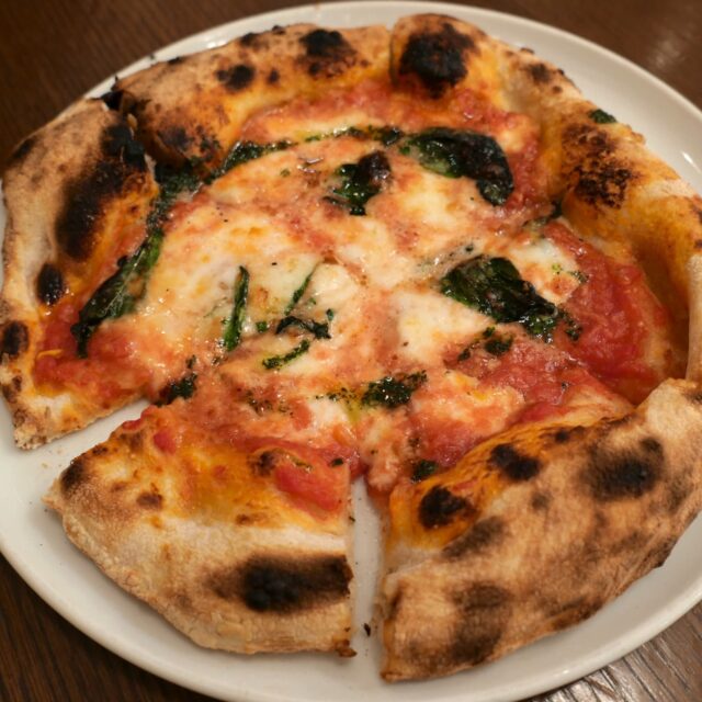 名駅｜真っ赤なレンガの窯で焼いたナポリ風本格ピッツァを、イタリアのお酒と一緒に楽しむピッツェリア
