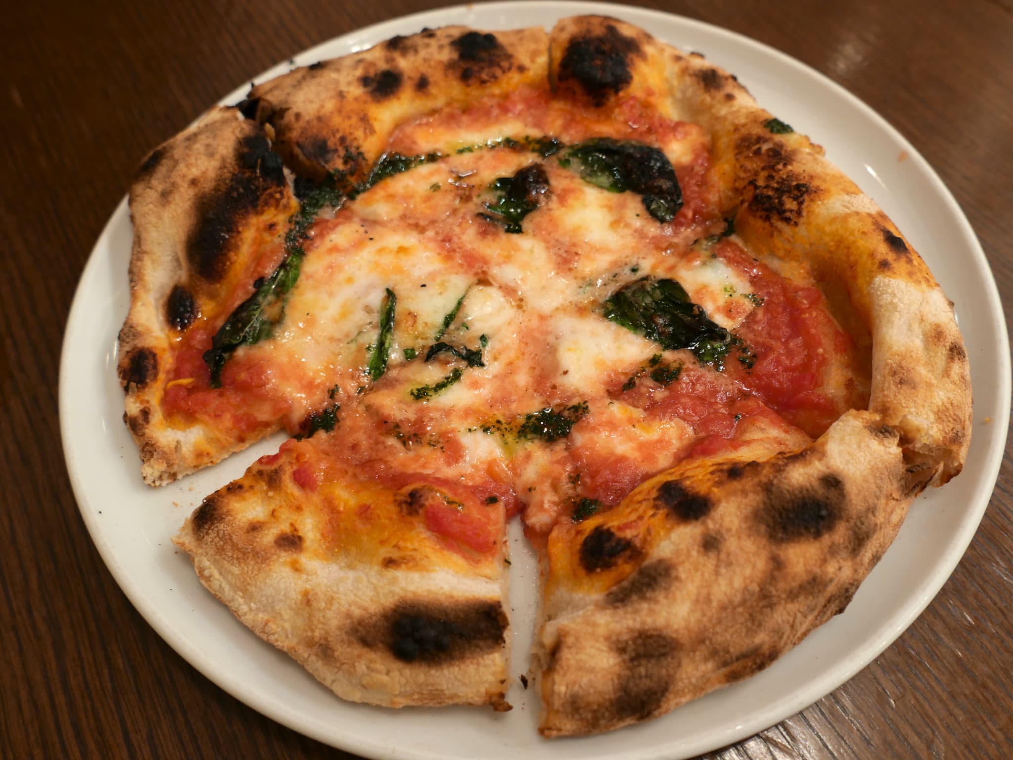 名駅｜真っ赤なレンガの窯で焼いたナポリ風本格ピッツァを、イタリアのお酒と一緒に楽しむピッツェリア