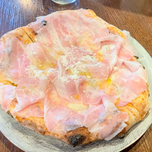 池下｜外はパリッ中はモチッと食感！素材の旨みが引き立つ本格窯焼きピザ