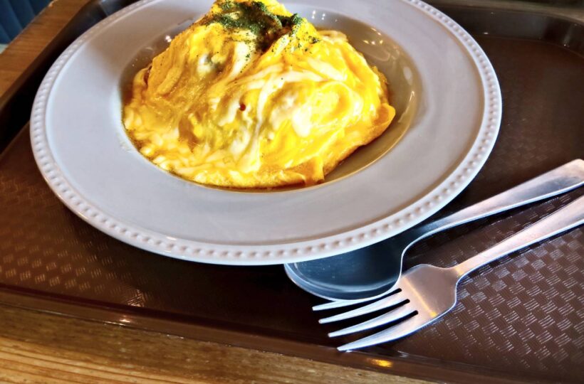 栄｜とろふわオムライスからあふれるナポリタンに舌鼓を打つ！おしゃれカフェで味わうパスタランチ