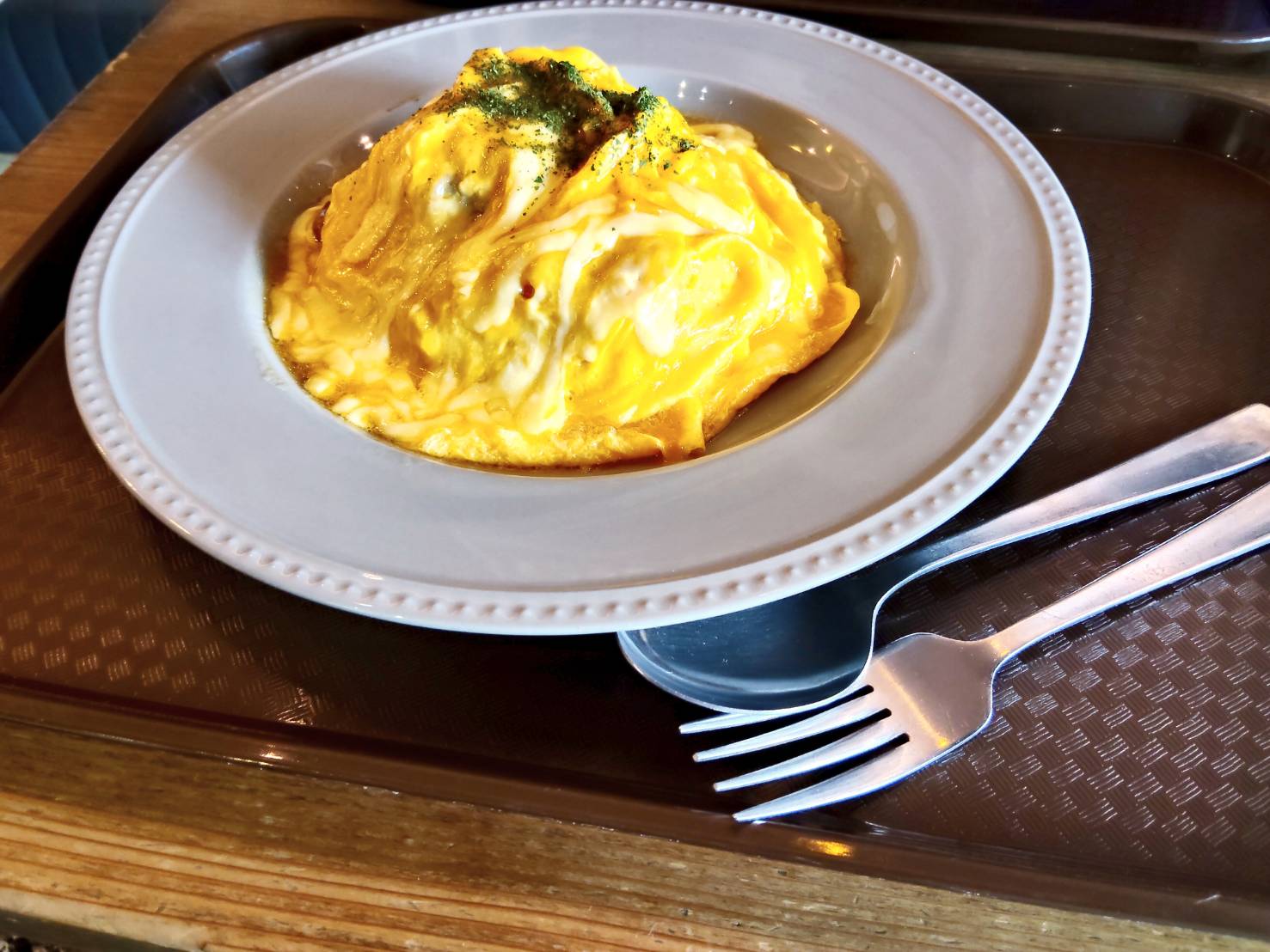 栄｜とろふわオムライスからあふれるナポリタンに舌鼓を打つ！おしゃれカフェで味わうパスタランチ