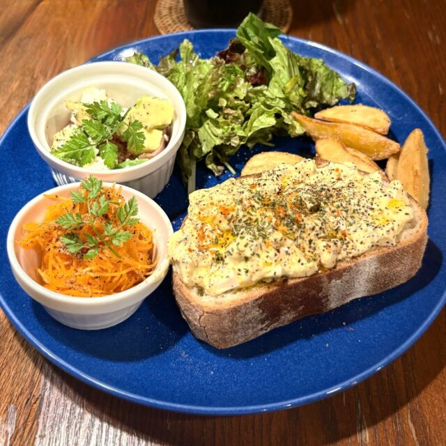 伏見｜レトロで落ち着く空間が魅力！平日限定のオープンサンドのランチがたまらないカフェ