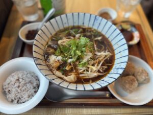今池｜赤くて狭いアジア食堂で味わうスパイシー牛肉麺とトロトロ豚スネ肉ごはん