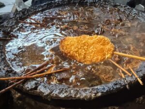 堀田｜串カツをどて鍋にドボン！昭和の雰囲気満載の立ち飲み屋で一杯