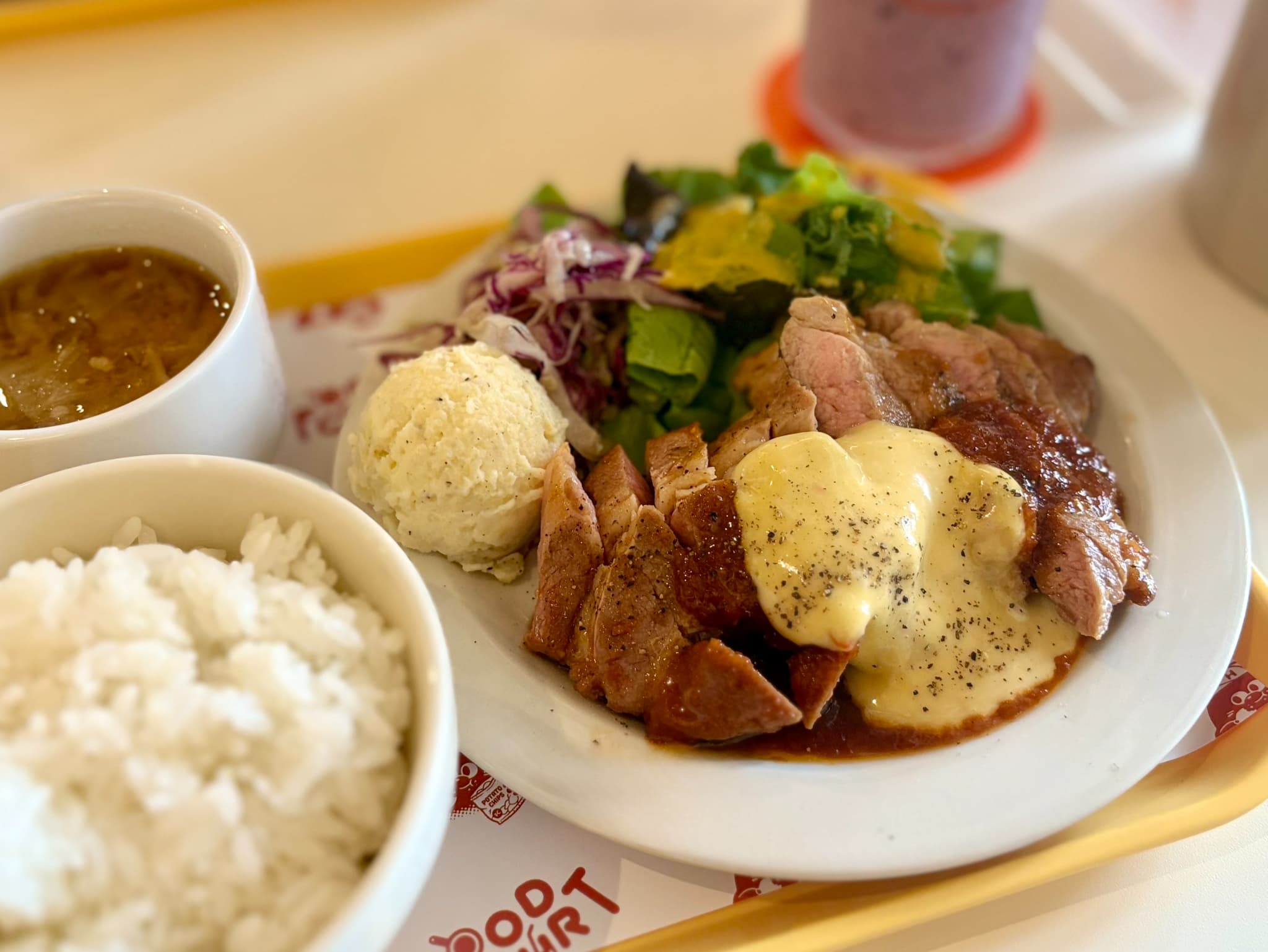 黒川｜大人も子どもも！レトロでポップな空間で楽しむ、ボリューム満点のランチ