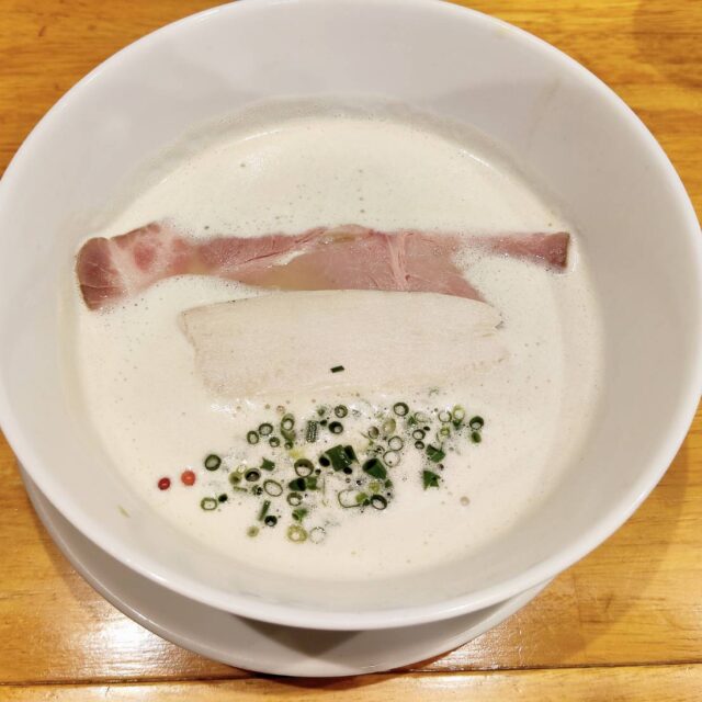 名駅｜まるでカプチーノ！名駅近くの行列店で味わうクリーミー鶏白湯ラーメン