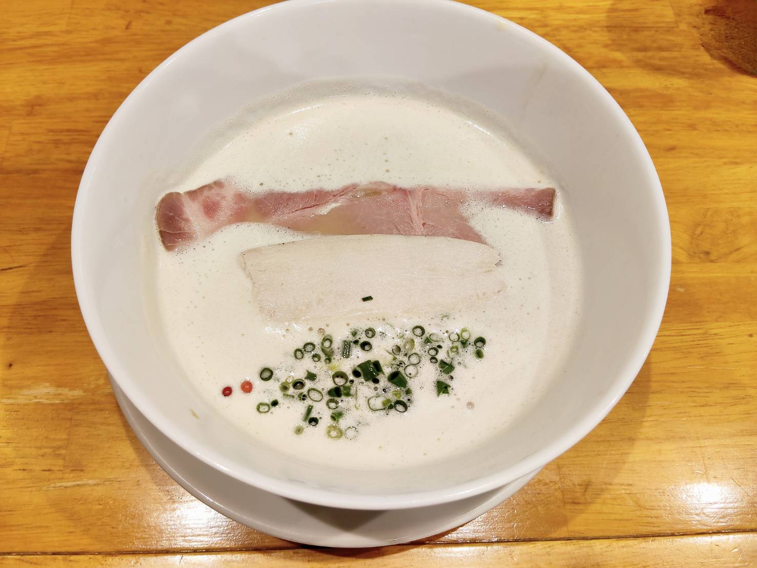 名駅｜まるでカプチーノ！名駅近くの行列店で味わうクリーミー鶏白湯ラーメン