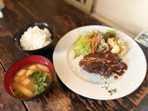 国際センター｜カウンター席で気軽にソロランチ！牛肉100%ハンバーグが味わえる商店街の人気バル
