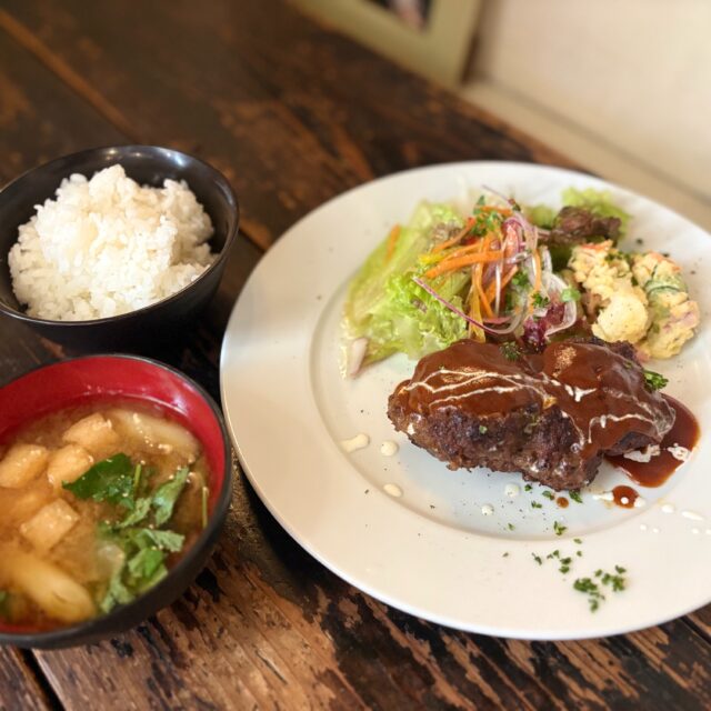 国際センター｜カウンター席で気軽にソロランチ！牛肉100%ハンバーグが味わえる商店街の人気バル