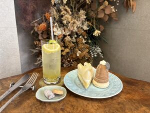 伏見｜宝石みたいなケーキが並ぶ、レンガづくりのパティスリー